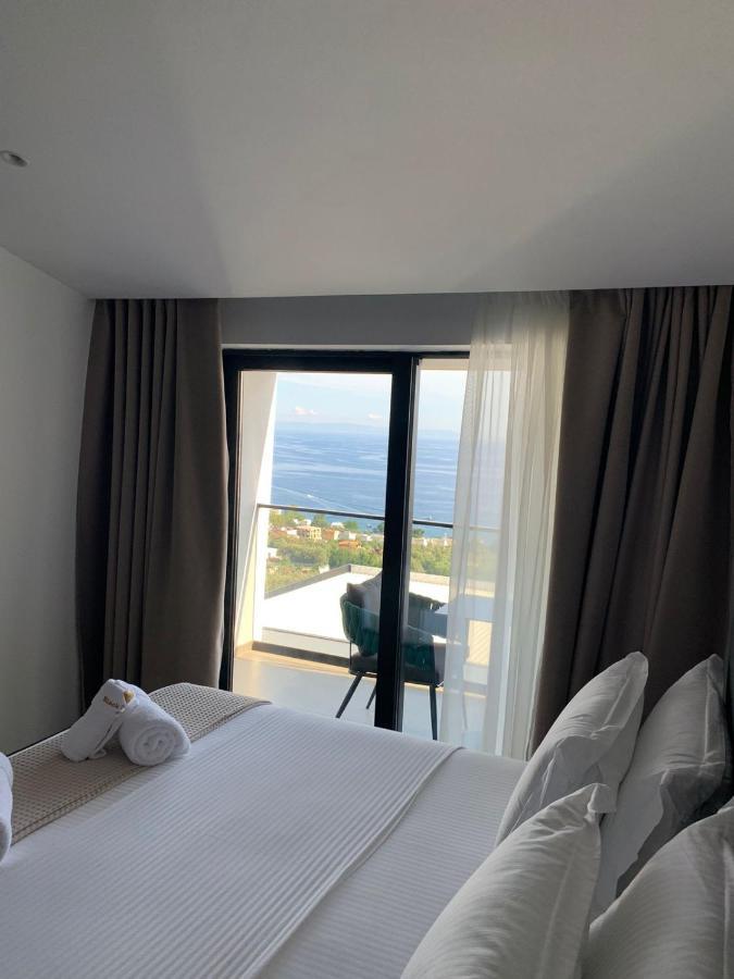 Black Diamond Hotel Dhermi Bagian luar foto