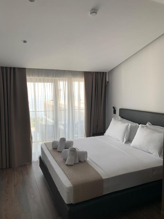 Black Diamond Hotel Dhermi Bagian luar foto