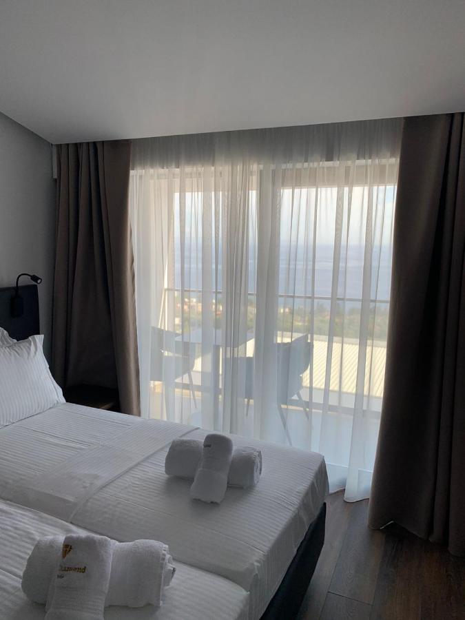 Black Diamond Hotel Dhermi Bagian luar foto