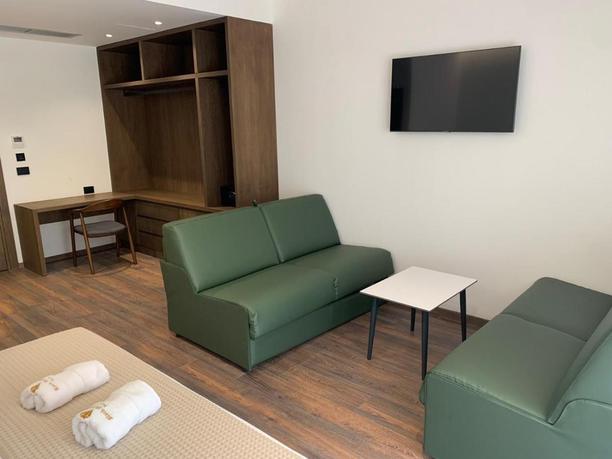 Black Diamond Hotel Dhermi Bagian luar foto