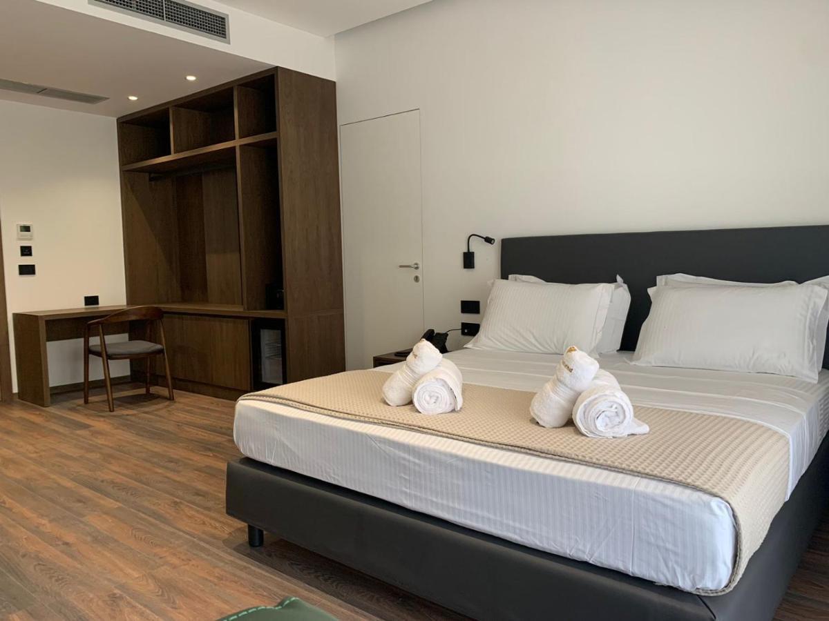 Black Diamond Hotel Dhermi Bagian luar foto
