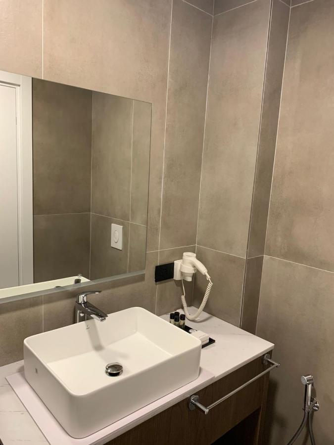 Black Diamond Hotel Dhermi Bagian luar foto