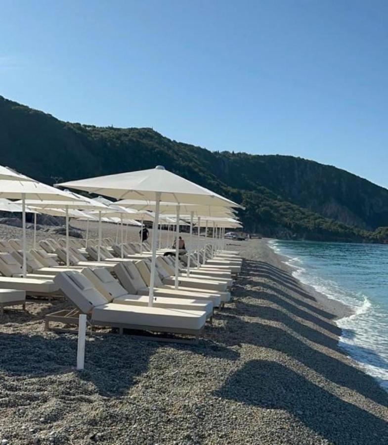 Black Diamond Hotel Dhermi Bagian luar foto