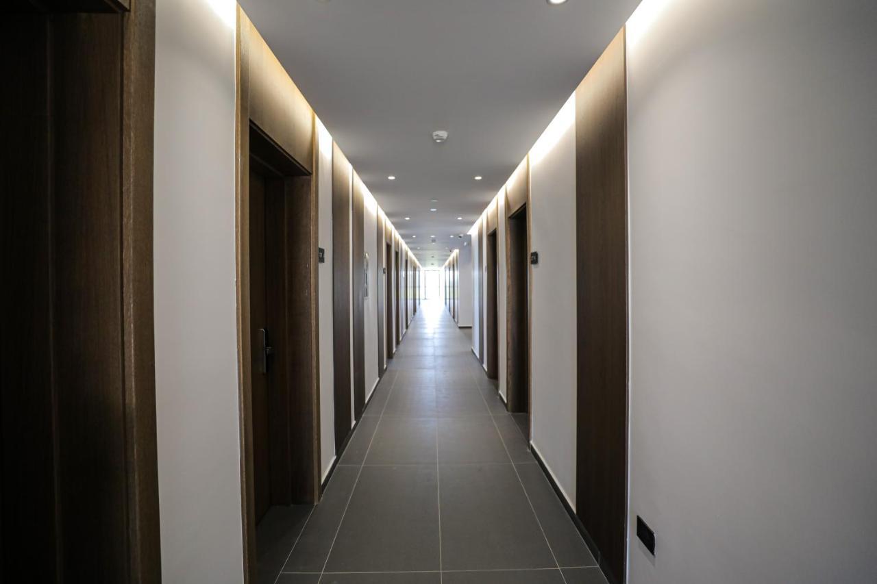 Black Diamond Hotel Dhermi Bagian luar foto
