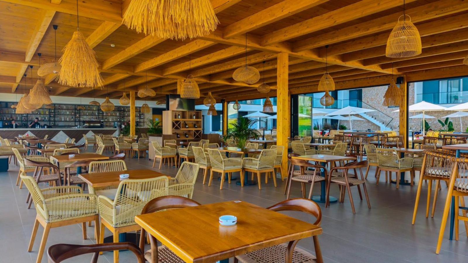 Black Diamond Hotel Dhermi Bagian luar foto