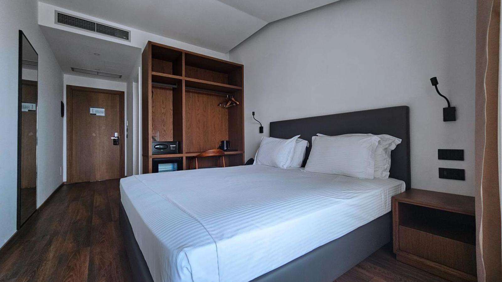 Black Diamond Hotel Dhermi Bagian luar foto