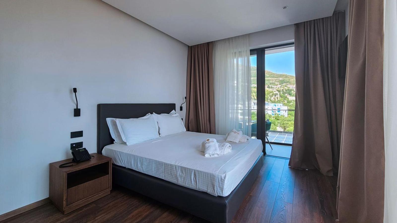 Black Diamond Hotel Dhermi Bagian luar foto