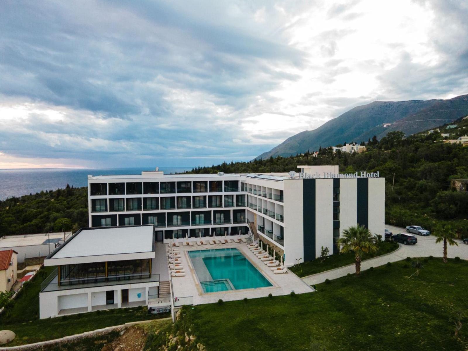 Black Diamond Hotel Dhermi Bagian luar foto