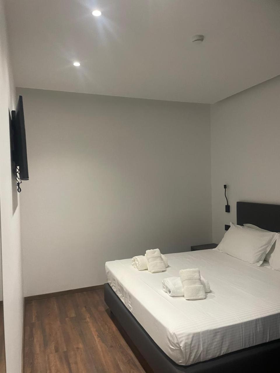 Black Diamond Hotel Dhermi Bagian luar foto